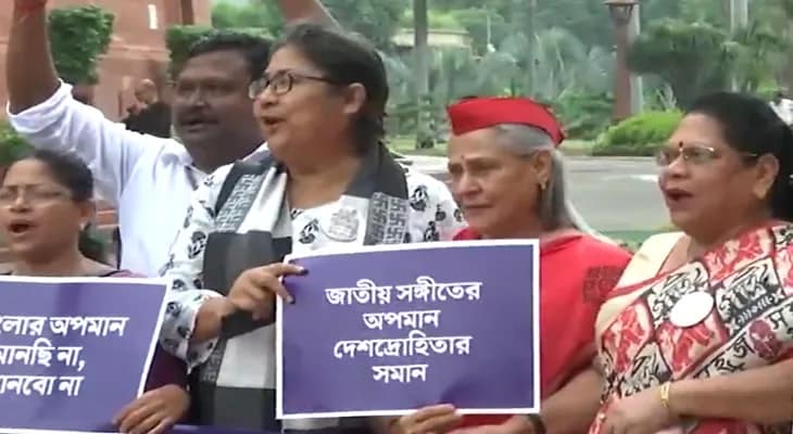 বাংলা ভাষার অপমানের বিরুদ্ধে সংসদ চত্বরে বিক্ষোভ দেখাচ্ছেন তৃণমূল সাংসদরা, রয়েছেন সপা সাংসদ জয়া বচ্চনও