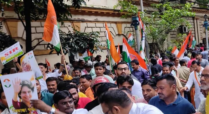 একাধিক ইস্যুতে রাজভবনের বাইরে বিক্ষোভ দেখাচ্ছেন যুব কংগ্রেসের কর্মীরা