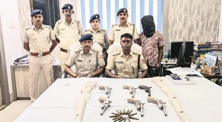 বেলডাঙায় বিপুল অস্ত্র, মাস্কেট, গুলি সহ কুখ্যাত ডিলার গ্রেপ্তার