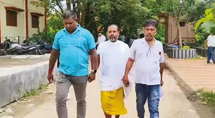 নাবালিকাকে ধর্ষণের অভিযোগে গ্রেপ্তার সাধু