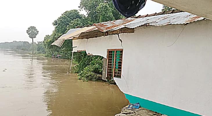 চওড়া হচ্ছে সামশেরগঞ্জের ভাঙন, নদীতে বিলীন দু’টি পাকা বাড়ি