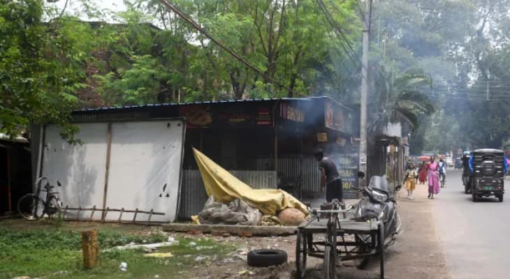 বারাসতে চুরি গিয়েছে নালা! নিকাশির পথ আটকে ব্যাঙের ছাতার মতো গজিয়েছে কাফে-রেস্তরাঁ, ক্ষোভ বাসিন্দাদের