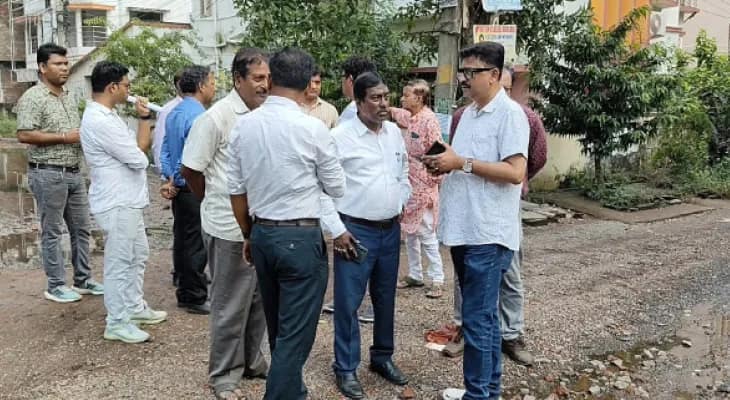 জল জমা নিয়ে তীব্র ক্ষোভ, ৩৬ কোটি খরচ করে নয়া নিকাশি এইচবি টাউনে, পানিহাটির অবস্থা দেখতে পরিদর্শনে পূর্ত-সেচ-কেএমডিএ
