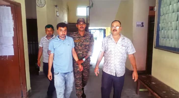 বাংলাদেশির জাল আধার, ধৃত সাহায্যকারী ব্যাঙ্ককর্মী