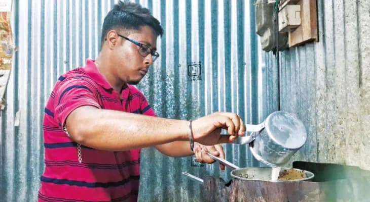 ইঞ্জিনিয়ারিং পাশ করে চায়ের দোকান চালাচ্ছেন জলপাইগুড়ির শুভদীপ