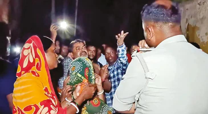 সৎকারে টাকা নেই প্রতারিত মৃত আমানতকারীর, দুর্নীতিতে অভিযুক্ত পোস্টমাস্টারের বাড়িতে দেহ এনে তুমুল বিক্ষোভ