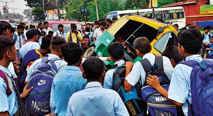 আসানসোলে স্কুলের সামনে দাঁড়িয়ে থাকা অটোতে সাপ ! দুই বছরে জেলায় সর্পাঘাত ৩,৭৪৮ জনকে, মৃত ৮