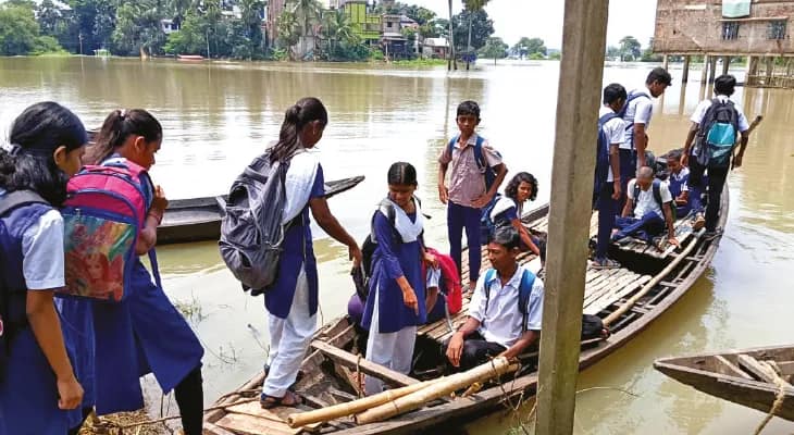 জল নামেনি ঘাটালে, নৌকো করে স্কুলে পৌঁছে পরীক্ষা দিচ্ছে পড়ুয়ারা