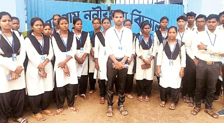 ঝাড়গ্রামে ডিএলএড পরীক্ষার প্রশ্নপত্রে নেই সাঁওতালি ভাষা, পরীক্ষা বয়কট ৪৪ জন পড়ুয়ার, এলাকায় ক্ষোভ
