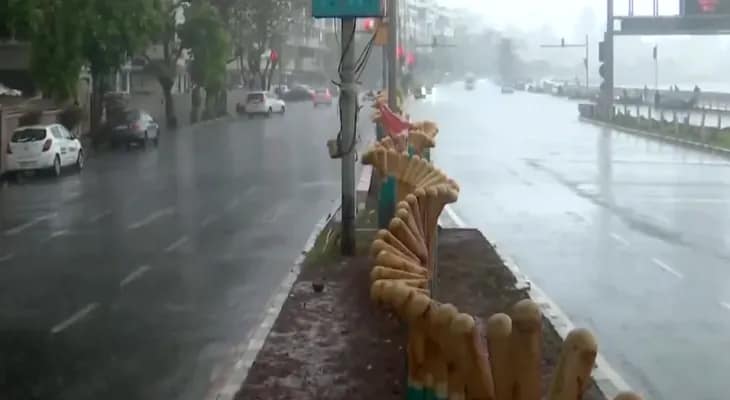 সাত সকালেই মুম্বইতে ভারী বৃষ্টি