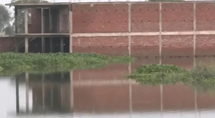 ভারী বৃষ্টির জেরে সরযূ নদীর জলস্তর বৃদ্ধি পেয়ে প্লাবিত উত্তরপ্রদেশের অযোধ্যার একাধিক এলাকা