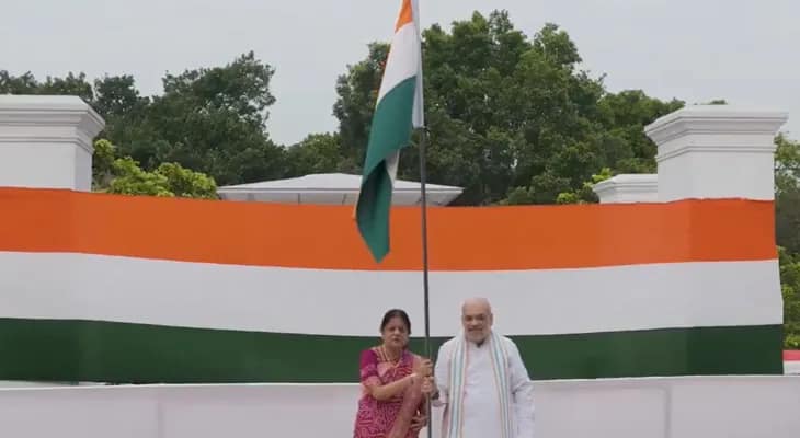 নিজের বাসভবনে জাতীয় পতাকা উত্তোলন করলেন কেন্দ্রীয় স্বরাষ্ট্রমন্ত্রী অমিত শাহ