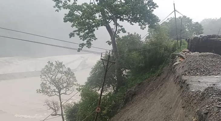 বুধবার ফের ১০ নম্বর জাতীয় সড়কের শ্বেতিঝোরায় থাবা বসিয়েছে তিস্তা নদী, রাস্তার একাংশ নদীর গর্ভে