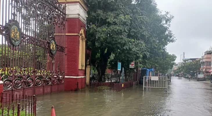 ভোর থেকে একনাগারে বৃষ্টিতে জলমগ্ন কোচবিহার রাজবাড়ির মূল ফটক ও তার সামনের কেশব রোডে