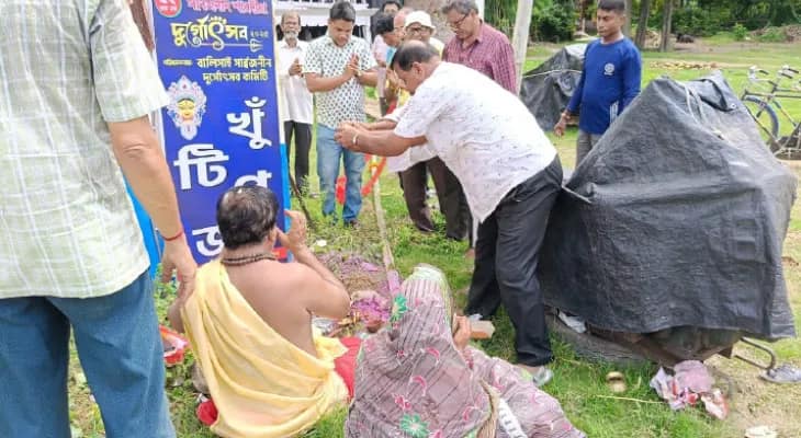 বালিসাই সর্বজনীন দুর্গোৎসবকে ঘিরে আনন্দে মাতেন এলাকার বাসিন্দারা