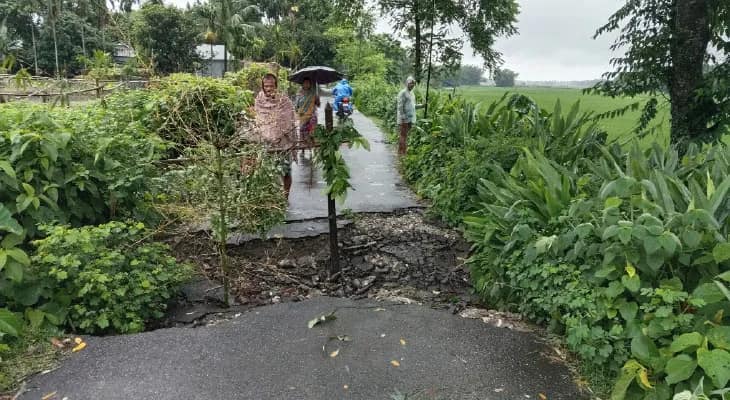 রাতভর বৃষ্টিতে রাস্তা ধসে দুর্ভোগ পশ্চিম শীতলকুচিতে