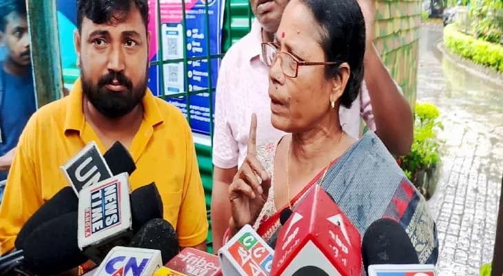 ভোল পাল্টে সিআইডি তদন্তের কথা মৃত টিএমসি নেতার মায়ের