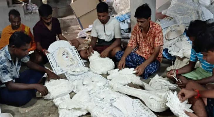 শোলার চালচিত্রে উমাকে সাজিয়ে চমক শিল্পীদের