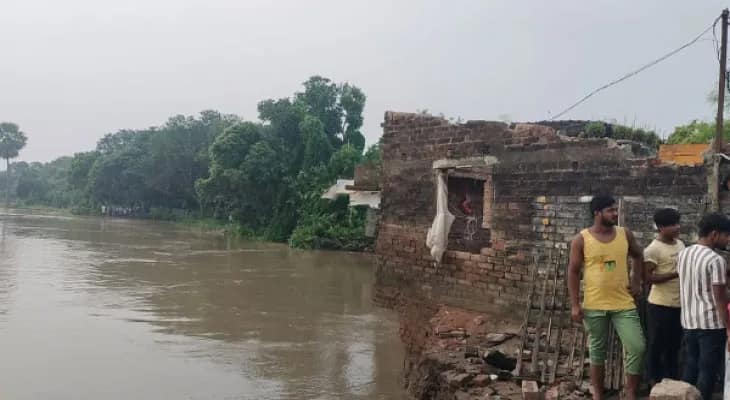 ভাঙনে দিশেহারা সামশেরগঞ্জবাসী, গঙ্গা গিলছে একের পর এক বসতভিটে