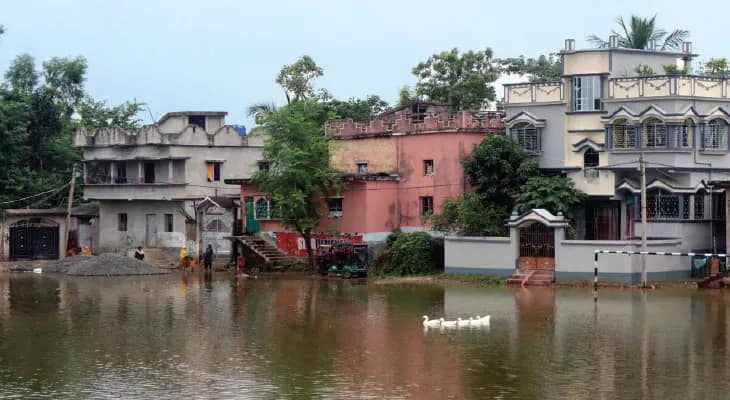 দ্বারকা ও ব্রাহ্মণীর জলে প্লাবিত রসুলপুরের বহু গ্রাম, বাড়ি ভেঙে গৃহহীন অনেক পরিবার