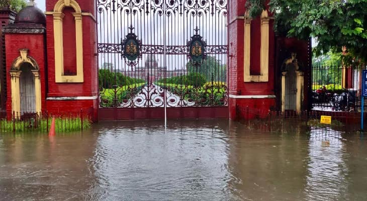 কোচবিহার রাজবাড়ির সামনে হাঁটুজল, মন্ত্রীর নির্দেশে দিনহাটা শহরে নামল বিশেষ টিম