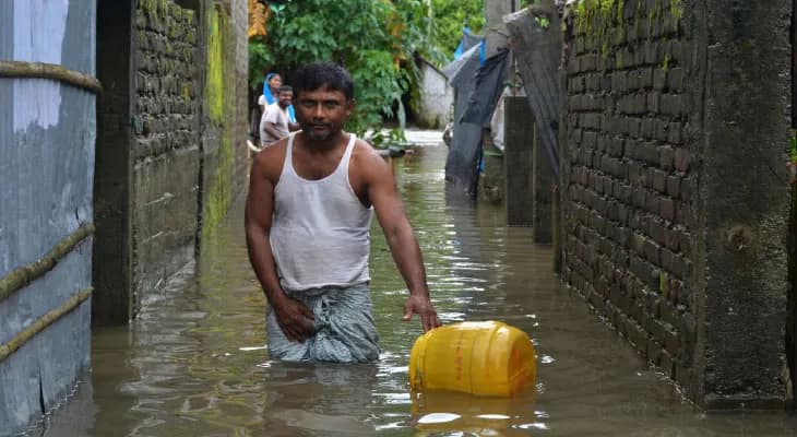 এক রাতে রেকর্ড বৃষ্টি, শিলিগুড়িতে ১২টি এলাকার বাসিন্দা জলবন্দি