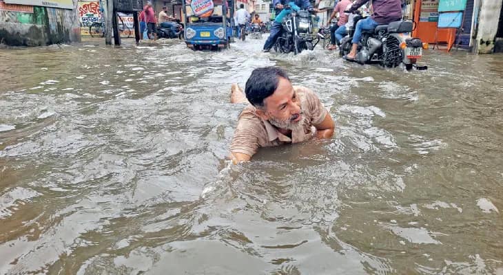 রায়গঞ্জে জমা জল দেখতে পরিদর্শনে বিধায়ক, তীব্র কটাক্ষ অরিন্দমের, জমা জলে সাঁতার কেটে প্রতিবাদ বিজেপি নেতার