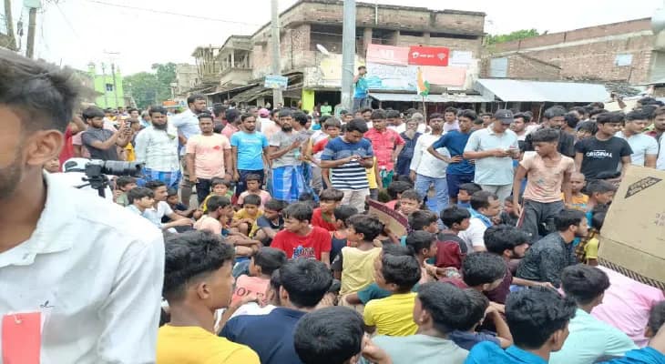 সাগরদিঘিতে রাস্তার জমা জলে সাঁতার কেটে বিক্ষোভ