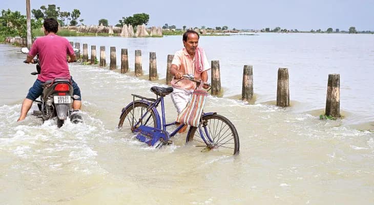 জেলার ৮ ব্লকে ৫০০০ হেক্টর জমি জলমগ্ন, ধান চাষে ক্ষতির আশঙ্কা