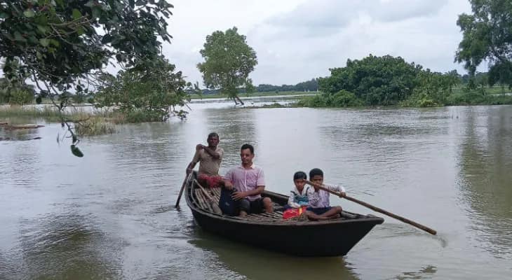 চারিদিকে নদ-নদীতে ঘেরা কেতুগ্রামের বিধানপল্লি, টাকা জমিয়ে নৌকা কেনেন গ্রামবাসীরা
