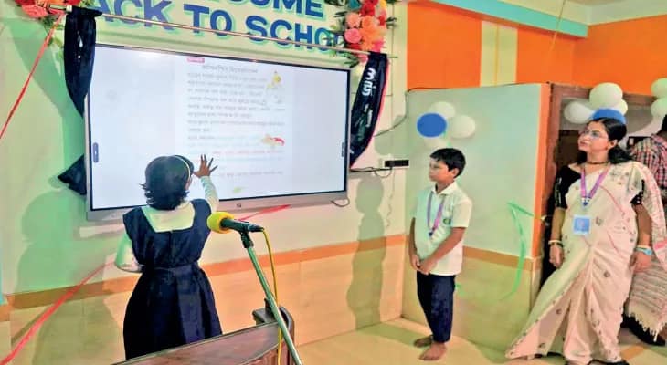 শিক্ষক-শিক্ষিকাদের উদ্যোগে মাড়গ্রামের স্কুলে চালু স্মার্ট ক্লাস, বায়োমেট্রিক হাজিরা