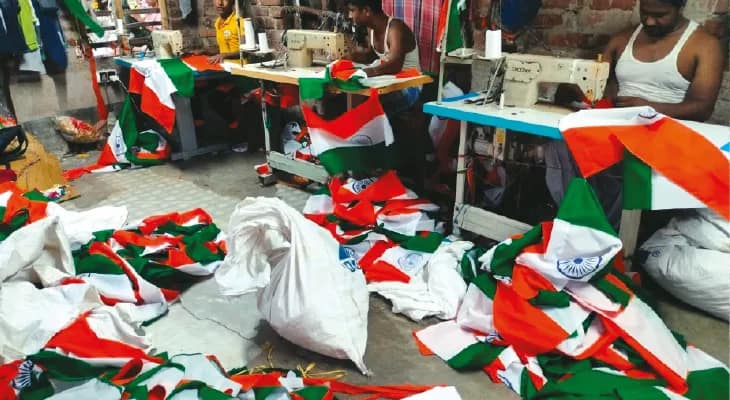 উনসানিতে তৈরি হচ্ছে জাতীয় পতাকা,  রাত জেগে কাজ করছেন হিন্দু-মুসলমান