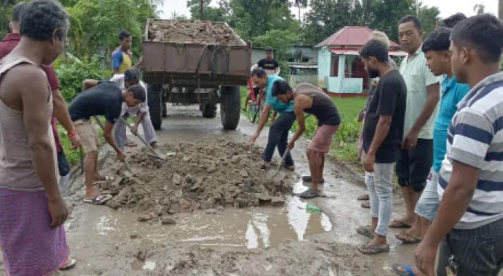 কাউন্সিলারকে জানিয়েও লাভ হয়নি, চাঁদা তুলে রাস্তা মেরামত বাসিন্দাদের