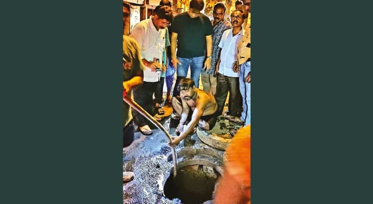 জমা জলে চরম দুর্ভোগ বাসিন্দাদের, বেলুড়ে  রাতভর নিকাশি পরিষ্কারের কাজ পুরসভার