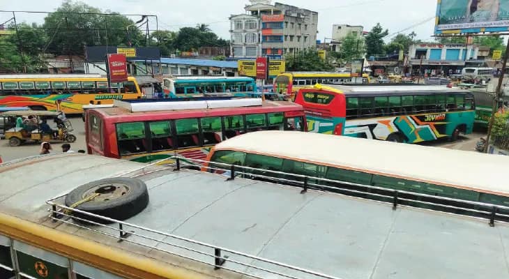 হাইটবারের উচ্চতা কমাতেই বন্ধ হয়ে গেল বাস আরামবাগের কালীপুরে চরম ভোগান্তি