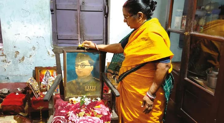 গঙ্গাজলঘাটির ডাক্তার বাড়ির ঠাকুরঘরে পূজিত নেতাজির ব্যবহৃত কাঠের চেয়ার