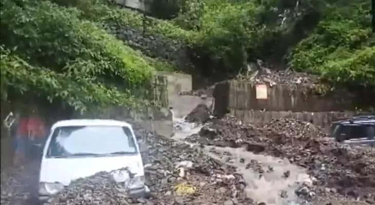 ভারী বৃষ্টি ও ধসের জেরে আজ, বৃহস্পতিবার হিমাচলের জুব্বলে ছুটি ঘোষণা করা হয়েছে সমস্ত স্কুল ও কলেজে