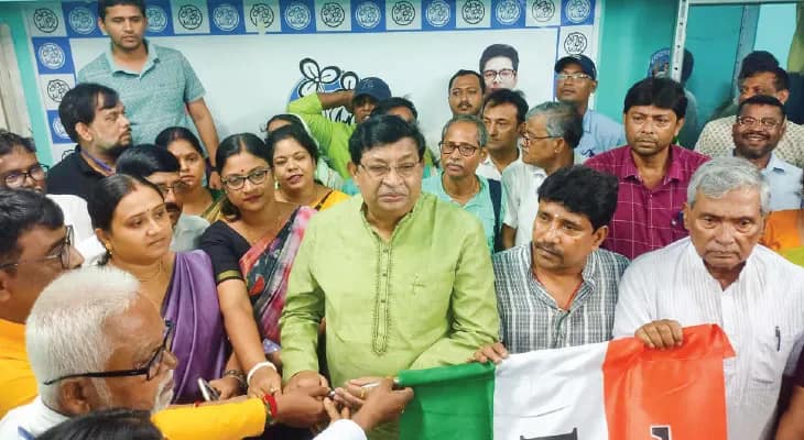 বিজেপি পরিচালিত শহিদ মাতঙ্গিনী পঞ্চায়েত সমিতির সভানেত্রী তৃণমূলে