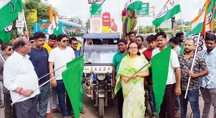 সেতুতে বন্ধ বাস চলাচল, বিনামূল্যে টোটোর ব্যবস্থা পুরসভা ও বিজেপির