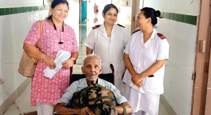 উত্তরবঙ্গ মেডিক্যালের ভবঘুরে, সুমনের হাত ধরে দেড় বছর পর ঠাঁই পেলেন অশীতিপর