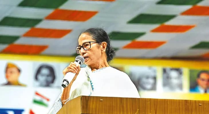ধনধান্য অডিটোরিয়ামে বক্তব্য রাখছেন মুখ্যমন্ত্রী মমতা বন্দ্যোপাধ্যায়