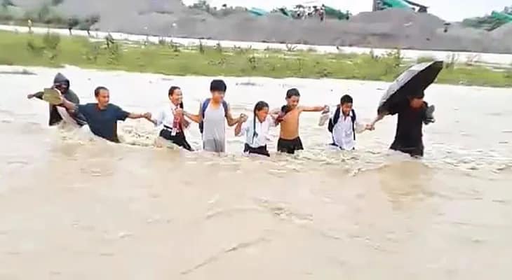 লেটিতে হড়পা বান, হাতে হাত ধরে নদী পার ১০ পড়ুয়ার