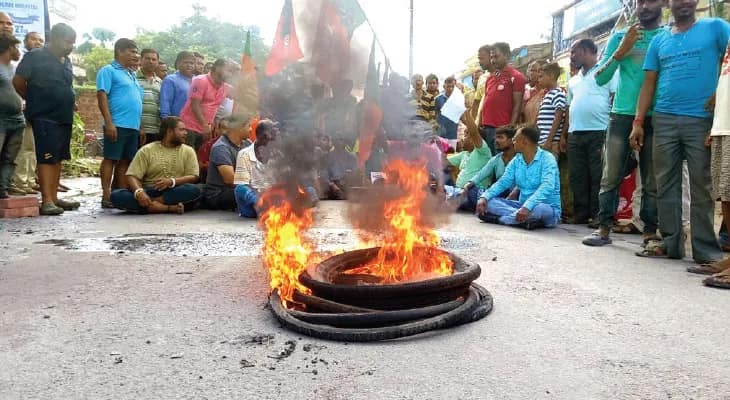 সিঙ্গুরের নার্সিং হোমে নার্সের অস্বাভাবিক মৃত্যু, বাম-বিজেপির দফায় দফায় বিক্ষোভ, অবরোধ