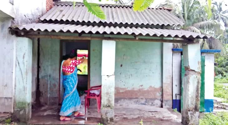 বিপজ্জনক ঘরে চলছে বেলাকোবা স্টেশনকলোনি অঙ্গনওয়াড়ি কেন্দ্র