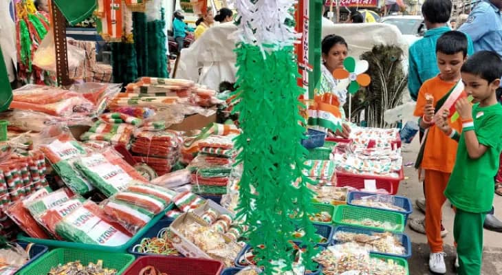 স্বাধীনতা দিবসের প্রাক্কালে উত্সবের মেজাজ, তেরঙায় সেজেছে কলকাতা