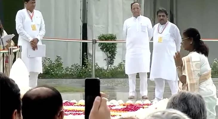প্রাক্তন প্রধানমন্ত্রী অটল বিহারী বাজপেয়ীর মৃত্যুবার্ষিকীতে পুষ্পার্ঘ্য দিয়ে শ্রদ্ধা জানালেন রাষ্ট্রপতি দ্রৌপদী মুর্মু