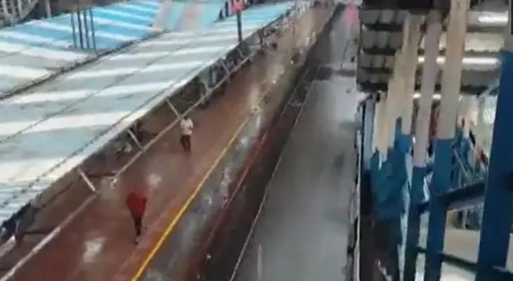 মাঝরাত থেকে টানা বৃষ্টির জেরে ডুবেছে রেললাইন, ভোগান্তিতে মুম্বইবাসী