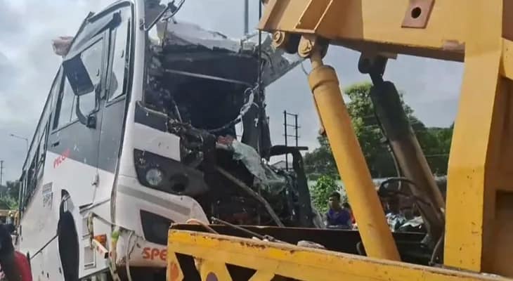 চালক ঘুমিয়ে পড়াতেই বর্ধমানে ভয়াবহ দুর্ঘটনা, মৃত ১১ পুণ্যার্থী, মৃত ও জখমদের আর্থিক ক্ষতিপূরণ দিল রাজ্য সরকার