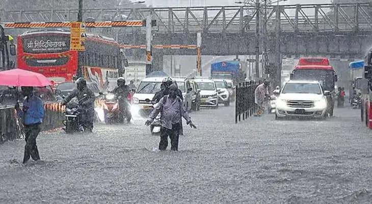 ভারী বৃষ্টিতে ভাসল মুম্বই, মৃত ২
