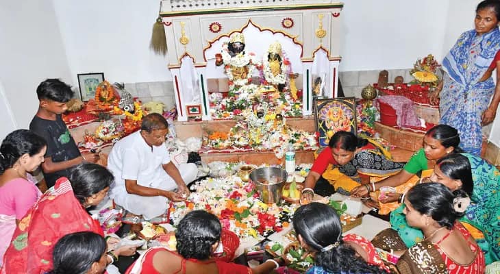 ঝাড়গ্রাম রাজবাড়ির রাধারমনজিউ মন্দিরে জন্মাষ্টমী পুজোয় ভক্তের ঢল